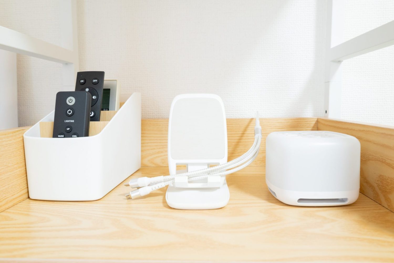 リモコン・スマホスタンド・充電コード・スピーカー