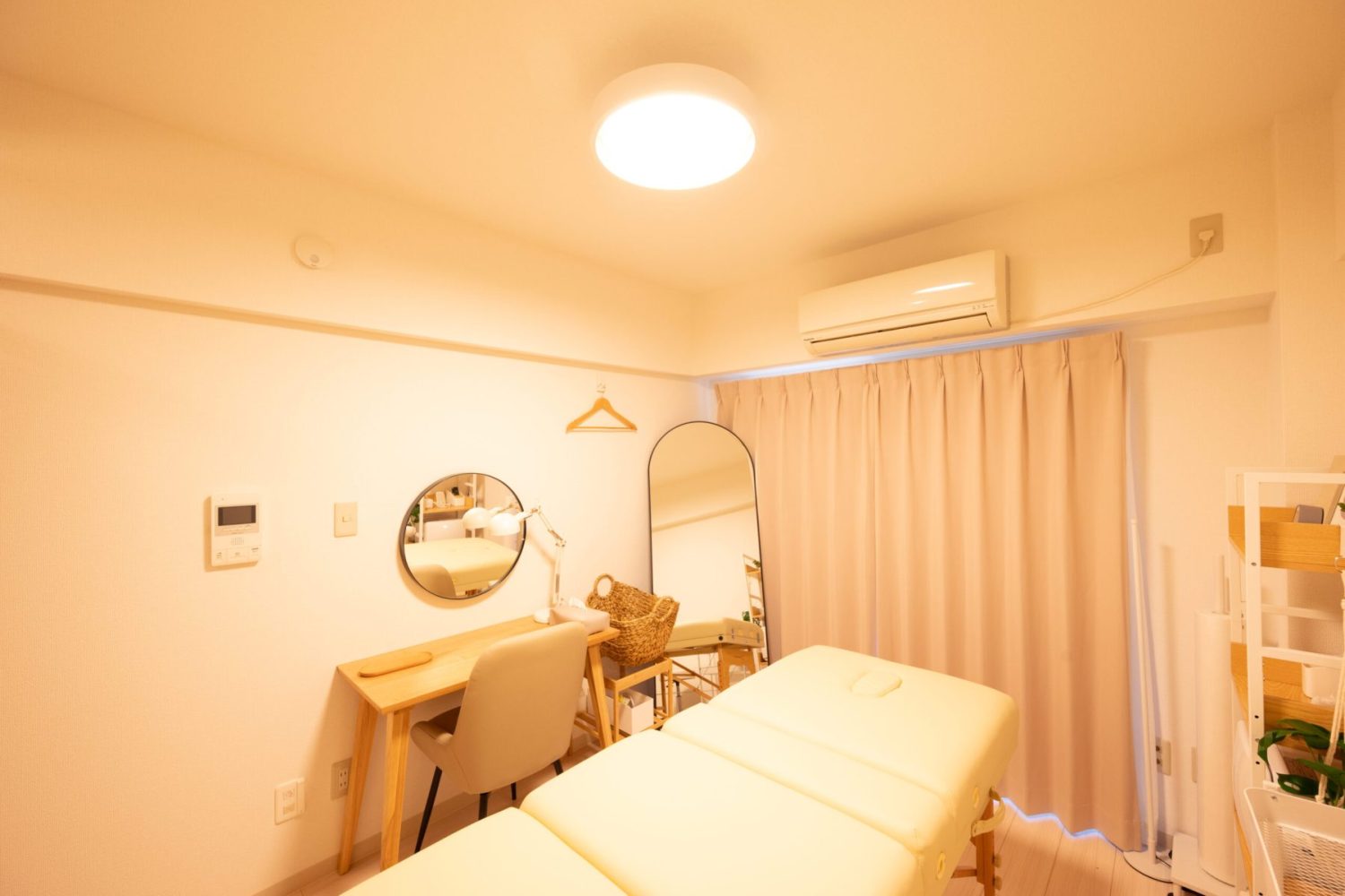 天井ライト（電球色）