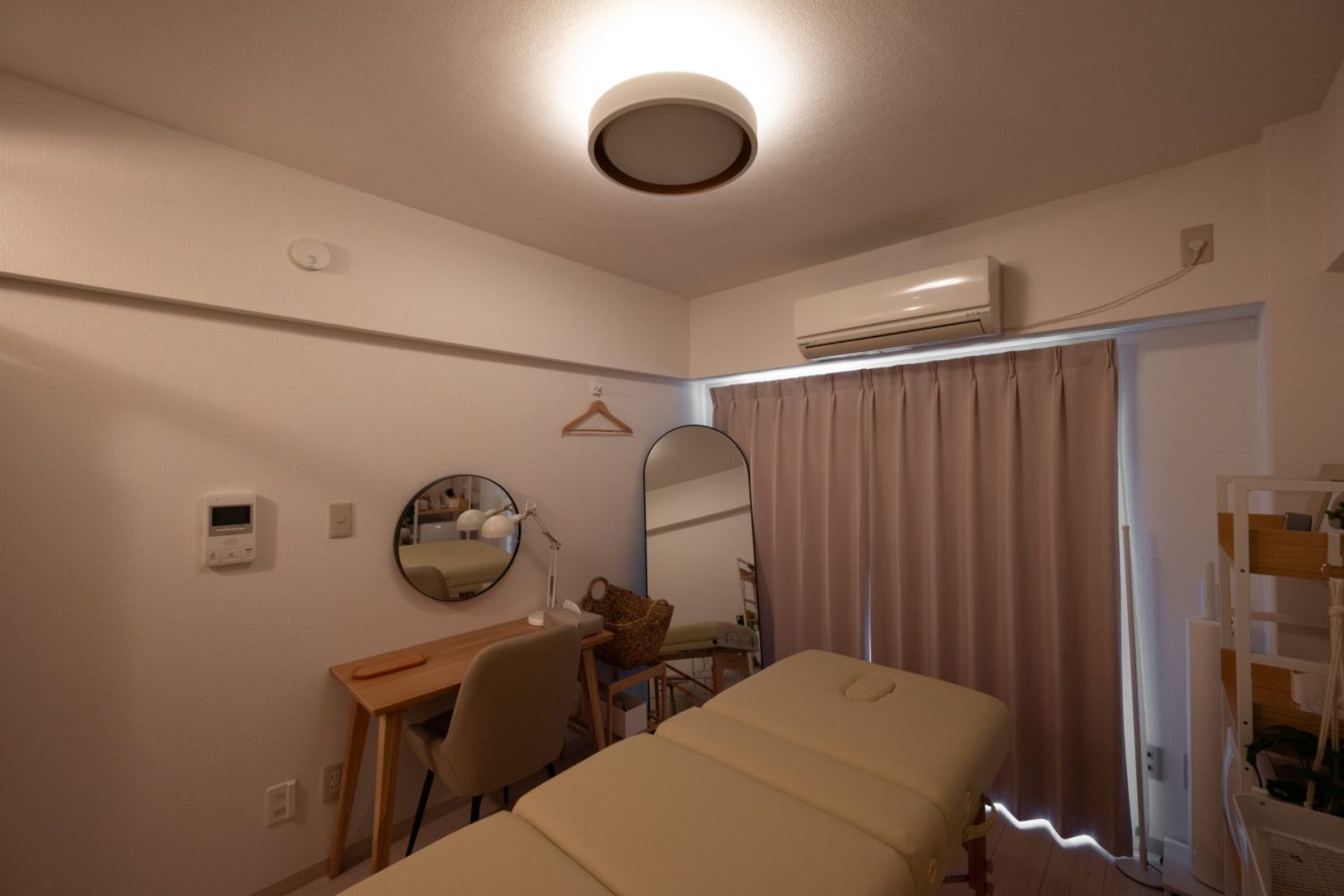 天井ライト（電球色）