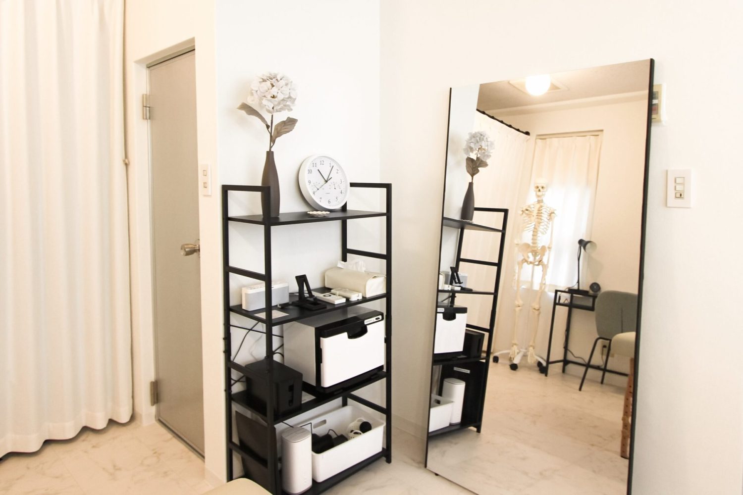 備品ラックと鏡