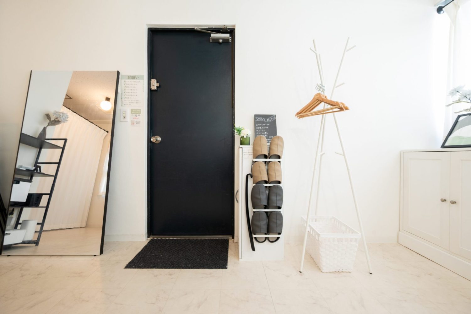 ハンガーラック・荷物おき・スリッパ