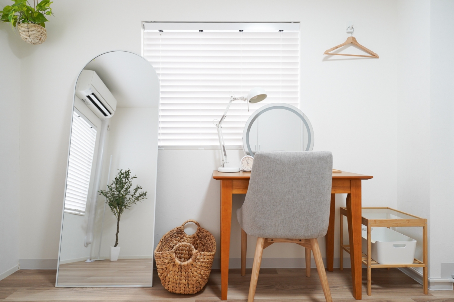 テーブル・荷物おき・全身鏡